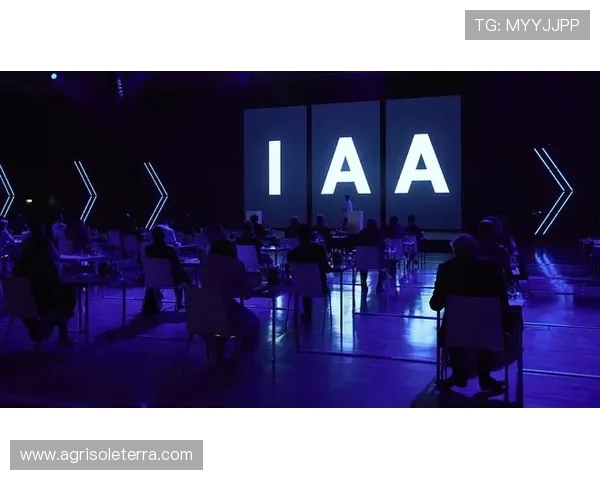 亚星YBL6148型大三轴客车的环保认证与绿色出行倡导